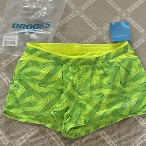 NWT Brooks Racey 2.5” Split Running Shorts XS